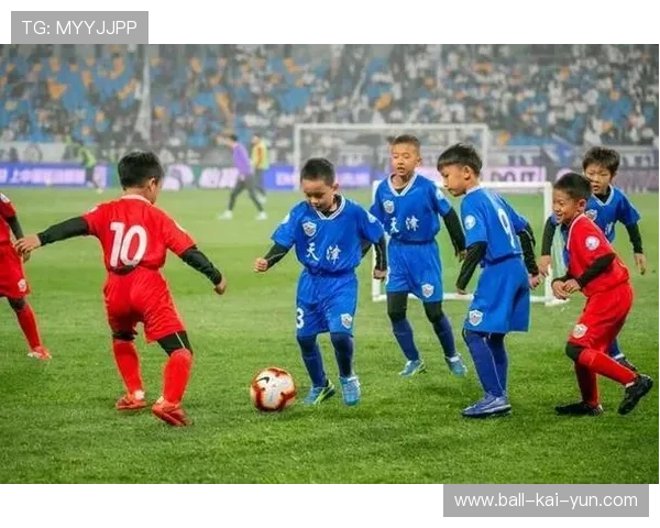 俱乐部青训选拔日活动吸引众多有潜力少年参与，足球青训俱乐部招生宣传