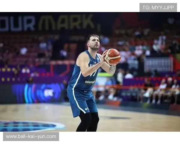 东契奇高抛命中,独行侠外线与内线结合完美 东契奇高抛命中,独行侠外线与内线结合完美